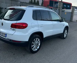 Volkswagen Tiguan 2015 的 Petrol 2.0L 发动机，在 在地拉那 出租。