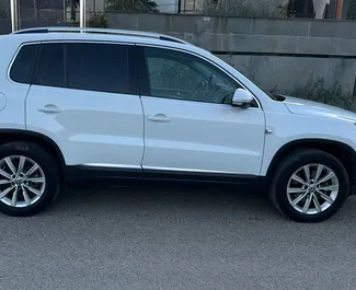 在 在阿尔巴尼亚 租赁 Volkswagen Tiguan 2015 汽车，特点包括 ✓ 使用 Petrol 燃料和 200 马力 ➤ 起价 46 EUR 每天。
