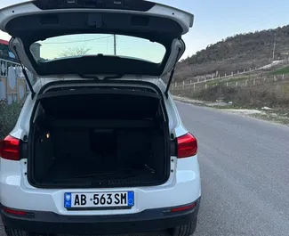 Volkswagen Tiguan 租赁。在 在阿尔巴尼亚 出租的 舒适性, 交叉 汽车 ✓ Deposit of 100 EUR ✓ 提供 TPL, SCDW, FDW, Theft, Abroad 保险选项。