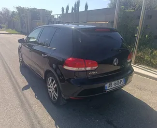 在 在阿尔巴尼亚 租赁 Volkswagen Golf 6 2013 汽车，特点包括 ✓ 使用 Diesel 燃料和 140 马力 ➤ 起价 27 EUR 每天。