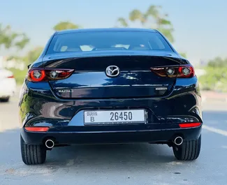 在 阿联酋 租赁 Mazda 3 2024 汽车，特点包括 ✓ 使用 Petrol 燃料和 191 马力 ➤ 起价 100 AED 每天。