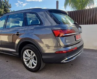 在 在西班牙 租赁 Audi Q7 2022 汽车，特点包括 ✓ 使用 Petrol 燃料和 340 马力 ➤ 起价 150 EUR 每天。
