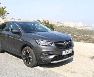 租赁 Opel Grandland X 的正面视图，在阿利坎特, 西班牙 ✓ 汽车编号 #11725。✓ Automatic 变速箱 ✓ 0 评论。