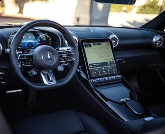 Mercedes-Benz SLK Cabrio 2025 的 Petrol 2.0L 发动机，在 在阿利坎特 出租。