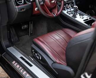 Bentley Continental GTC 内饰，在西班牙 出租。一辆优秀的 4 座位车，配备 Automatic 变速箱。