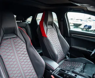 Audi RS3 2023 在 在阿利坎特 可租赁，具有 200 km/day 里程限制。