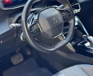 Peugeot 2008 内饰，在黑山 出租。一辆优秀的 5 座位车，配备 Automatic 变速箱。