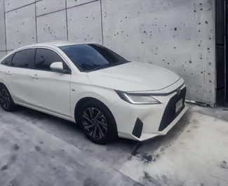 租赁 Toyota Yaris Ativ 的正面视图，在曼谷, 泰国 ✓ 汽车编号 #13077。✓ Automatic 变速箱 ✓ 0 评论。