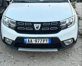 租赁 Dacia Sandero 的正面视图，地拉那机场, 阿尔巴尼亚 ✓ 汽车编号 #10077。✓ Manual 变速箱 ✓ 2 评论。