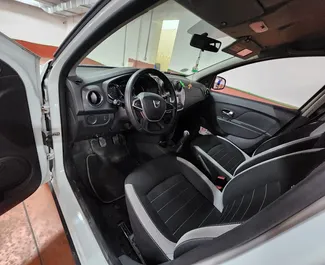 租车 Dacia Sandero #10077 Manual 在 地拉那机场，配备 1.5L 发动机 ➤ 来自 马伦伦 在阿尔巴尼亚。