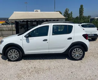 在 在阿尔巴尼亚 租赁 Dacia Sandero 2016 汽车，特点包括 ✓ 使用 Diesel 燃料和 80 马力 ➤ 起价 20 EUR 每天。