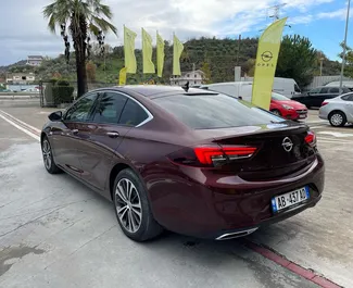 租赁 Opel Insignia 的正面视图，地拉那机场, 阿尔巴尼亚 ✓ 汽车编号 #13135。✓ Automatic 变速箱 ✓ 0 评论。