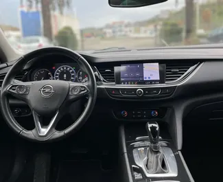 Opel Insignia 2019 的 Petrol 1.5L 发动机，在 地拉那机场 出租。