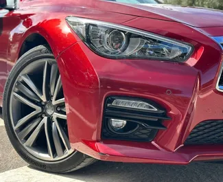 Infiniti Q50 内饰，在西班牙 出租。一辆优秀的 5 座位车，配备 Automatic 变速箱。