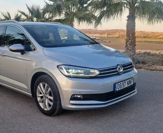 租赁 Volkswagen Touran 的正面视图，在阿利坎特, 西班牙 ✓ 汽车编号 #13028。✓ Automatic 变速箱 ✓ 0 评论。