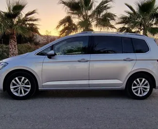 在 在西班牙 租赁 Volkswagen Touran 2019 汽车，特点包括 ✓ 使用 Diesel 燃料和  马力 ➤ 起价 60 EUR 每天。