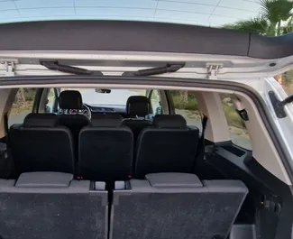 Volkswagen Touran 2019 在 在阿利坎特 可租赁，具有 250 km/day 里程限制。