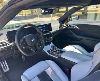 BMW M4 Competition 内饰，在西班牙 出租。一辆优秀的 4 座位车，配备 Automatic 变速箱。