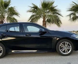 租赁 BMW 116d 的正面视图，在阿利坎特, 西班牙 ✓ 汽车编号 #13137。✓ Automatic 变速箱 ✓ 0 评论。