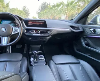 在 在西班牙 租赁 BMW 116d 2022 汽车，特点包括 ✓ 使用 Petrol 燃料和 150 马力 ➤ 起价 100 EUR 每天。