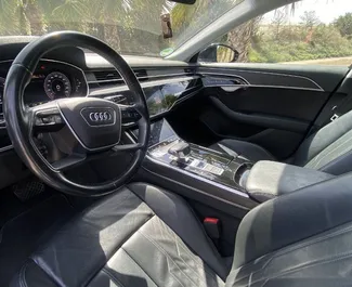 Audi A8 L 2021 的 Petrol L 发动机，在 在阿利坎特 出租。