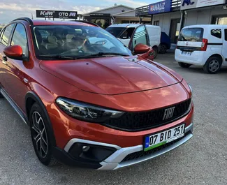 租赁 Fiat Egea Cross 的正面视图，在安塔利亚机场, 土耳其 ✓ 汽车编号 #6557。✓ Manual 变速箱 ✓ 1 评论。