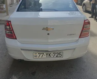 在 在阿塞拜疆 租赁 Chevrolet Cobalt 2025 汽车，特点包括 ✓ 使用 Petrol 燃料和 106 马力 ➤ 起价 29 AZN 每天。