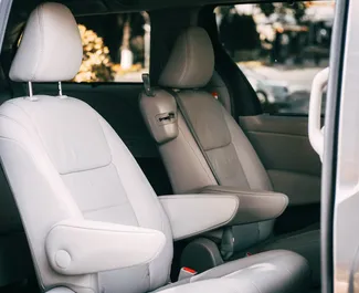 在 在乌兹别克斯坦 租赁 Toyota Sienna 2018 汽车，特点包括 ✓ 使用 Petrol 燃料和 285 马力 ➤ 起价 68 USD 每天。