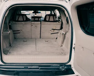 在 在乌兹别克斯坦 租赁 Toyota Land Cruiser Prado 2013 汽车，特点包括 ✓ 使用 Petrol 燃料和 234 马力 ➤ 起价 90 USD 每天。
