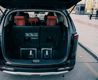 Kia Carnival 内饰，在乌兹别克斯坦 出租。一辆优秀的 8 座位车，配备 Automatic 变速箱。