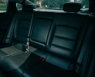 在 在乌兹别克斯坦 租赁 Chevrolet Malibu 2024 汽车，特点包括 ✓ 使用 Petrol 燃料和 250 马力 ➤ 起价 110 USD 每天。