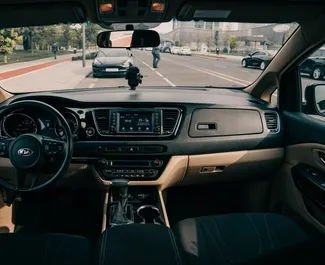 租赁 Kia Carnival 的正面视图，在塔什干, 乌兹别克斯坦 ✓ 汽车编号 #13552。✓ Automatic 变速箱 ✓ 0 评论。