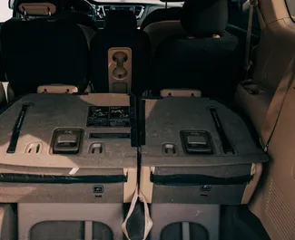 在 在乌兹别克斯坦 租赁 Kia Carnival 2019 汽车，特点包括 ✓ 使用 Petrol 燃料和 250 马力 ➤ 起价 63 USD 每天。