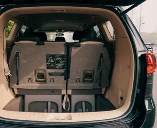 Kia Carnival 2019 在 在塔什干 可租赁，具有 300 km/day 里程限制。