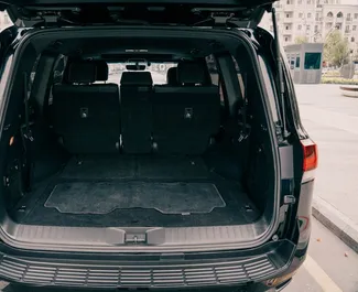 Toyota Land Cruiser 300 2022 在 在塔什干 可租赁，具有 300 km/day 里程限制。