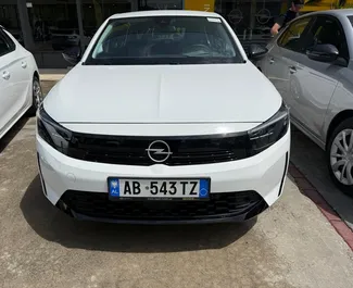 租赁 Opel Corsa 的正面视图，地拉那机场, 阿尔巴尼亚 ✓ 汽车编号 #13543。✓ Automatic 变速箱 ✓ 1 评论。