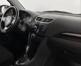 租赁 Suzuki Swift 的正面视图，在巴库, 阿塞拜疆 ✓ 汽车编号 #13498。✓ Automatic 变速箱 ✓ 4 评论。