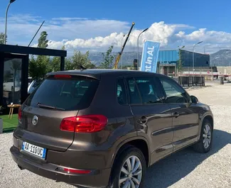 在 在阿尔巴尼亚 租赁 Volkswagen Tiguan 2013 汽车，特点包括 ✓ 使用 Diesel 燃料和 140 马力 ➤ 起价 27 EUR 每天。