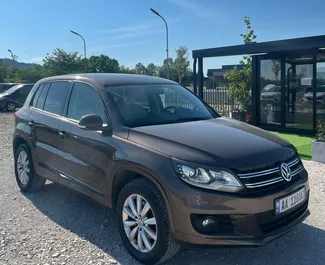 租赁 Volkswagen Tiguan 的正面视图，地拉那机场, 阿尔巴尼亚 ✓ 汽车编号 #13389。✓ Automatic 变速箱 ✓ 0 评论。