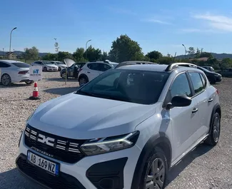 租赁 Dacia Sandero Stepway 的正面视图，地拉那机场, 阿尔巴尼亚 ✓ 汽车编号 #10103。✓ Manual 变速箱 ✓ 1 评论。