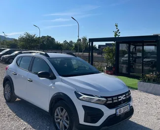 在 在阿尔巴尼亚 租赁 Dacia Sandero Stepway 2024 汽车，特点包括 ✓ 使用 Petrol 燃料和 90 马力 ➤ 起价 20 EUR 每天。