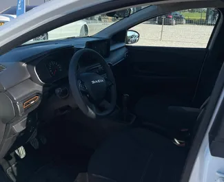 Dacia Sandero Stepway 2024 的 Petrol 1.0L 发动机，在 地拉那机场 出租。