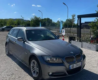 BMW 3-series Compact 2011 搭载 Front drive 系统，地拉那机场 可用。