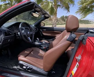 BMW 218i Cabrio 2020 的 Petrol L 发动机，在 在阿利坎特 出租。