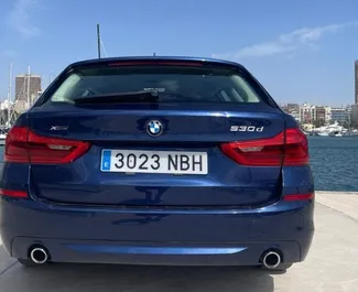 BMW 530d 内饰，在西班牙 出租。一辆优秀的 5 座位车，配备 Automatic 变速箱。