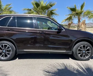 在 在西班牙 租赁 BMW X5 2017 汽车，特点包括 ✓ 使用 Diesel 燃料和  马力 ➤ 起价 120 EUR 每天。
