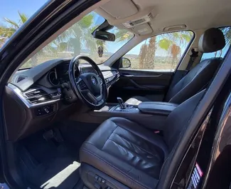 BMW X5 2017 在 在阿利坎特 可租赁，具有 200 km/day 里程限制。