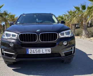 BMW X5 2017 搭载 All wheel drive 系统，在阿利坎特 可用。