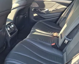 Mercedes-Benz S350 2018 在 在阿利坎特 可租赁，具有 200 km/day 里程限制。