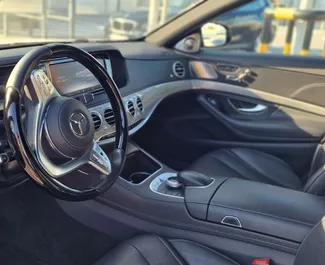 Mercedes-Benz S350 内饰，在西班牙 出租。一辆优秀的 5 座位车，配备 Automatic 变速箱。